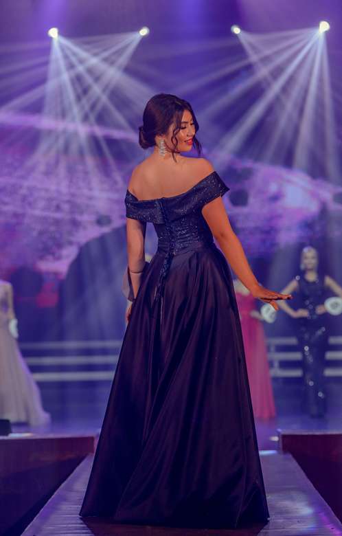 Синее атласное платье со спущенными плечами и расшитым верхом