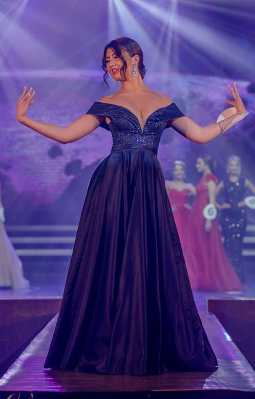 Синее атласное платье со спущенными плечами и расшитым верхом