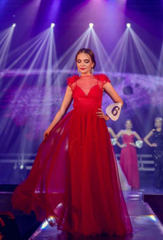 Красное платье с накидкой Сильвана