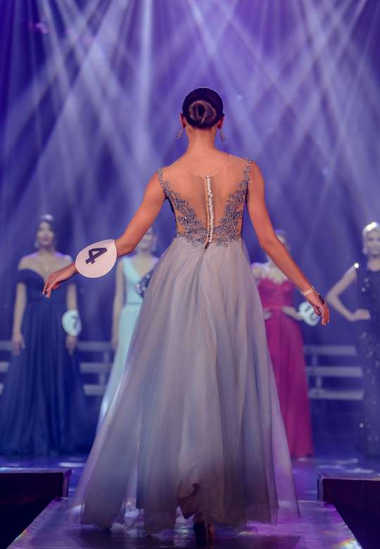 Голубое платье с расшитым верхом