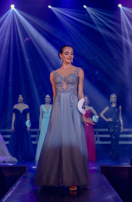 Голубое платье с расшитым верхом