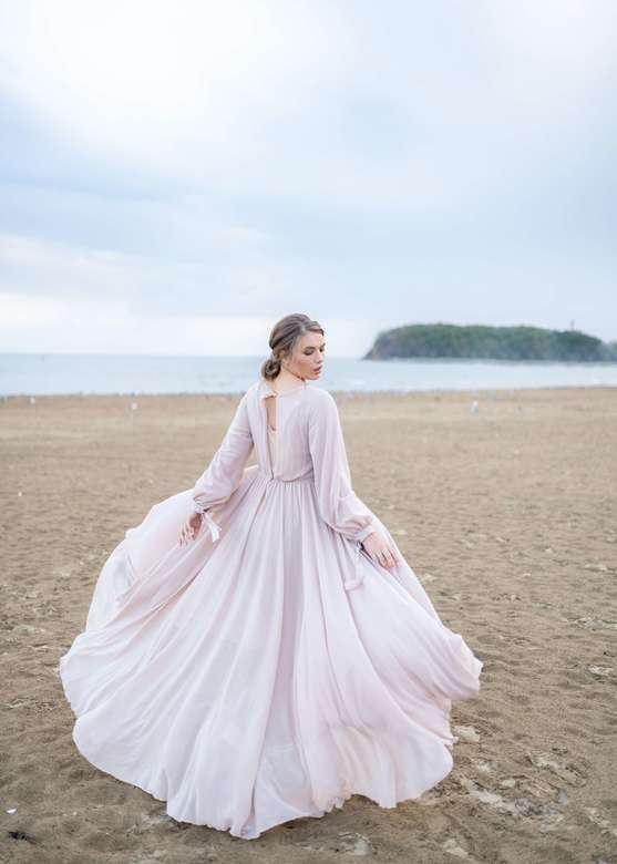 Бежевое шифоновое платье