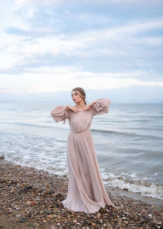Бежевое шифоновое платье