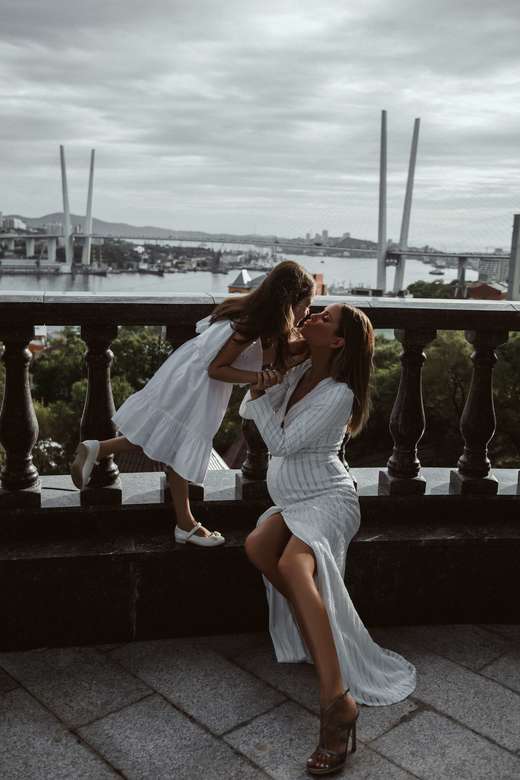 Белое платье в пайетку с рукавом