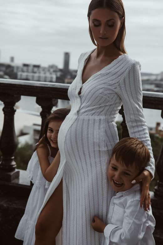 Белое платье в пайетку с рукавом