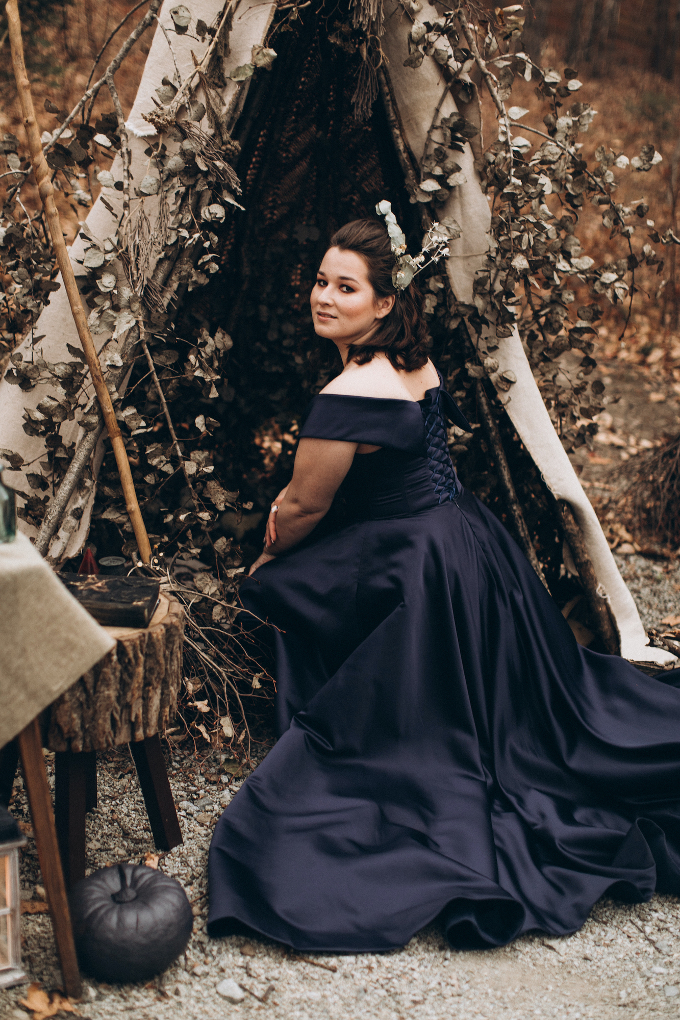 Синее атласное платье с открытым верхом