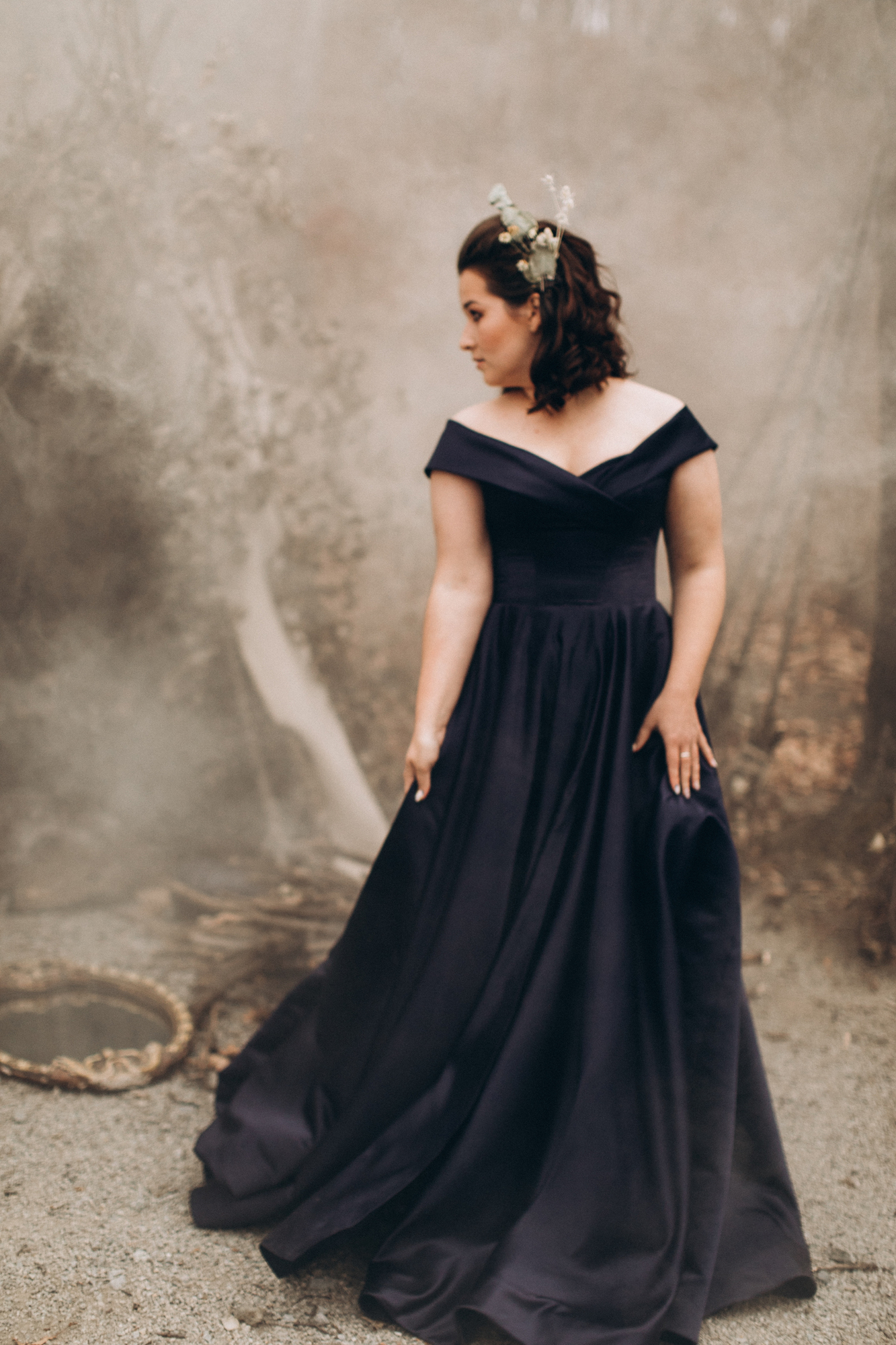 Синее атласное платье с открытым верхом