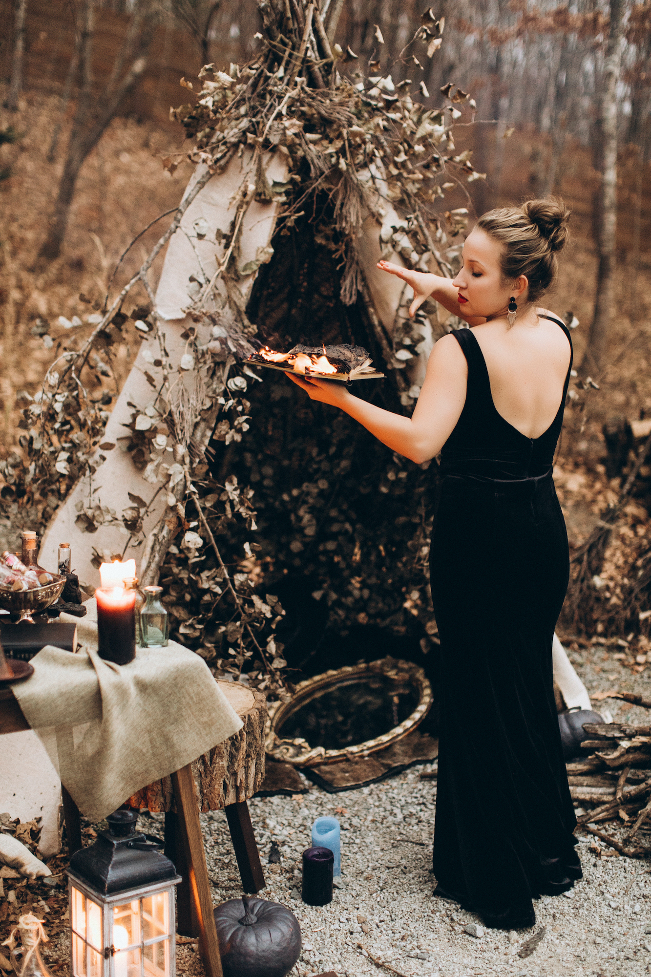 Черное бархатное платье с расшитым верхом