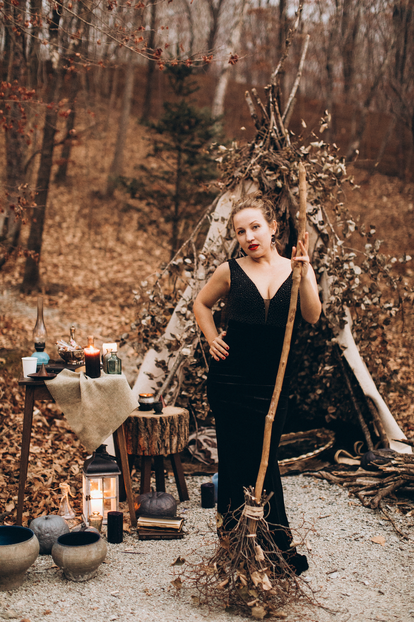 Черное бархатное платье с расшитым верхом