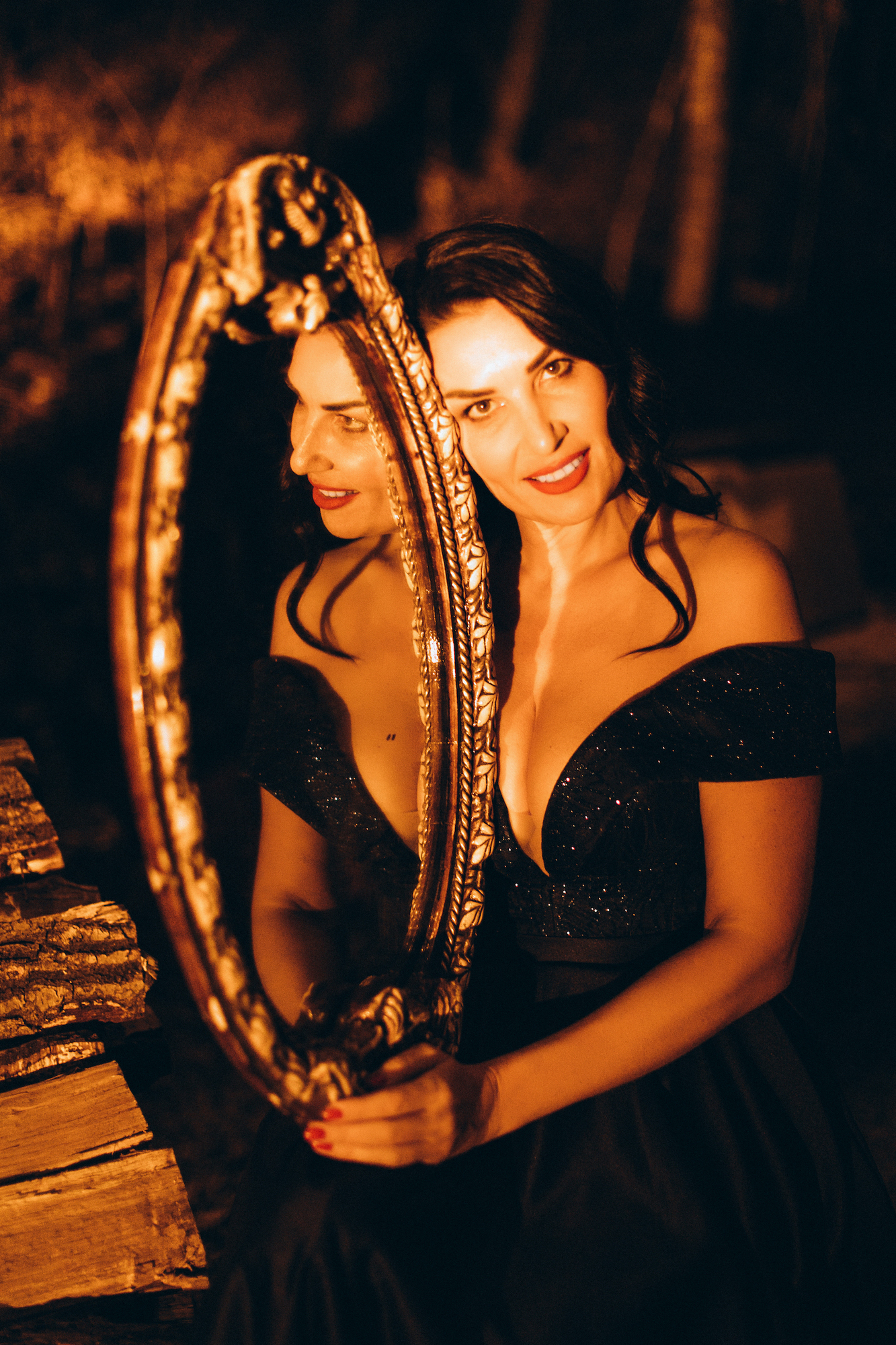 Синее атласное платье со спущенными плечами и расшитым верхом