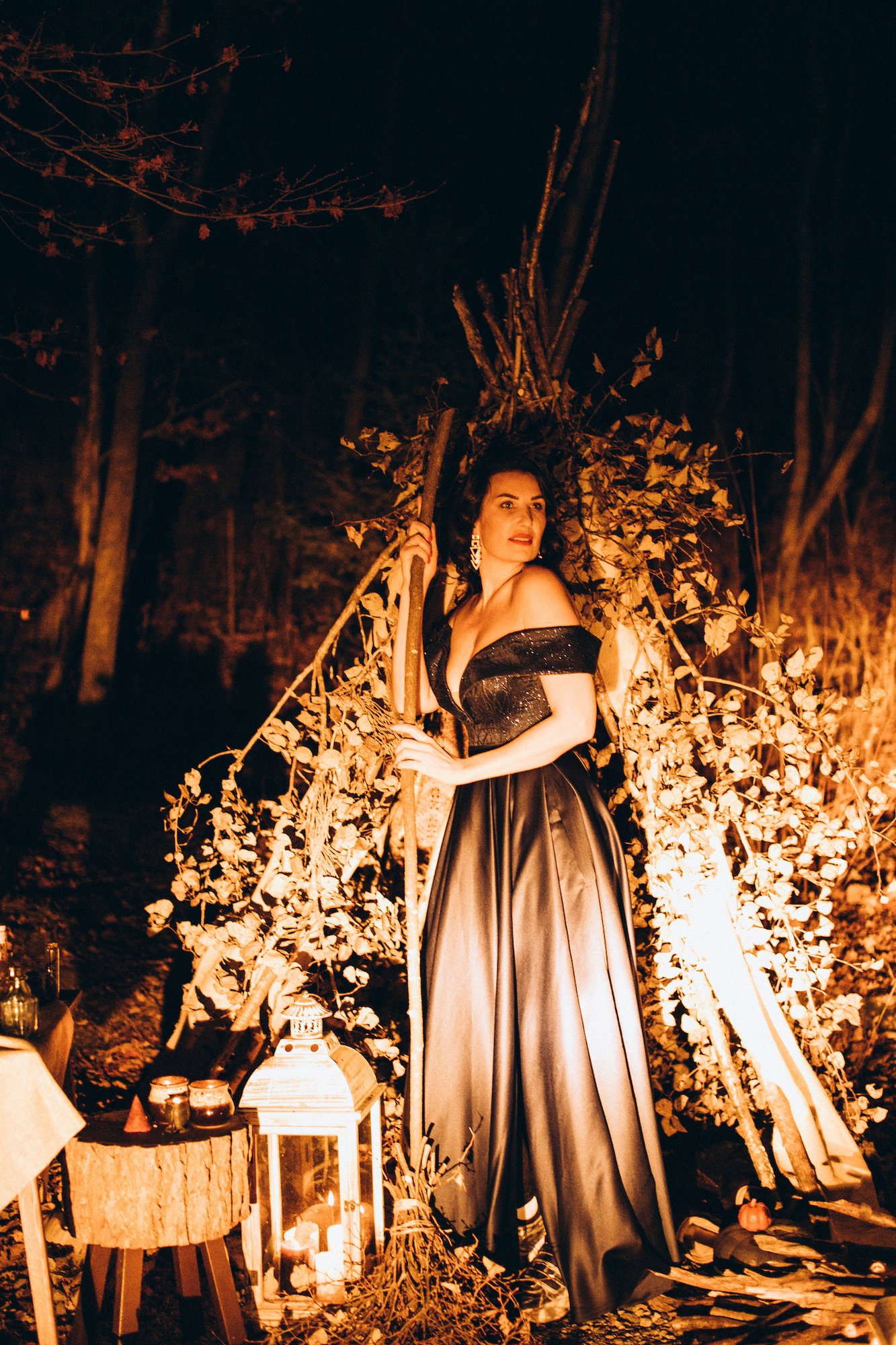 Синее атласное платье со спущенными плечами и расшитым верхом