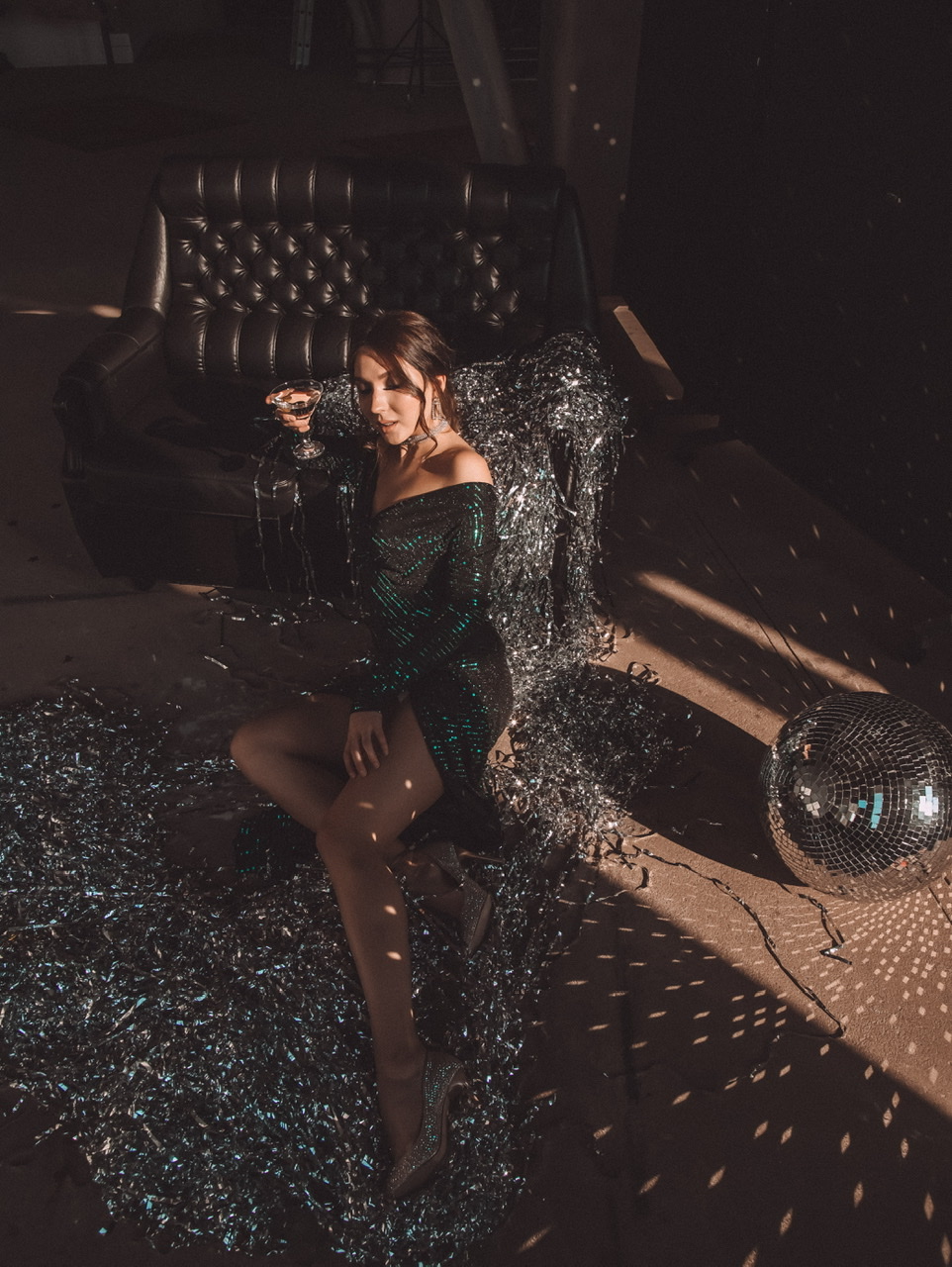 Зеленое платье в полоску с рукавом