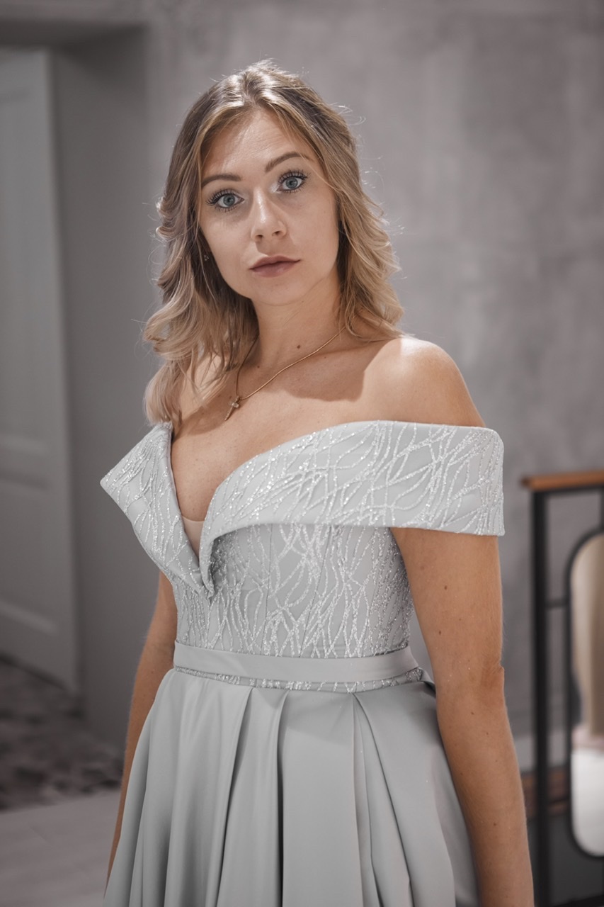 Cерое атласное платье со спущенными плечами