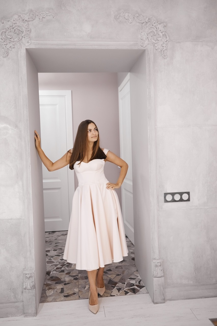 Пудровое атласное платье в длине миди