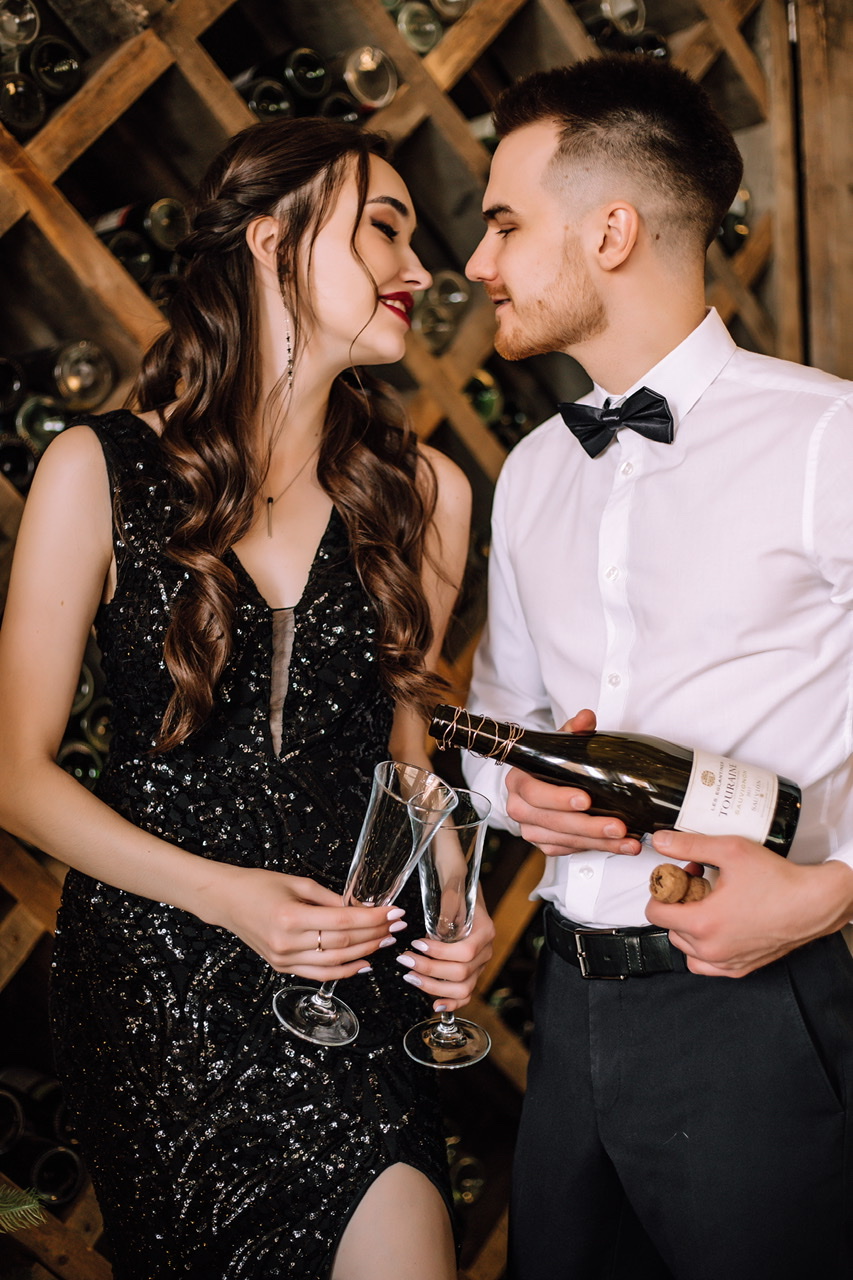 Черное платье в пайетку с разрезом