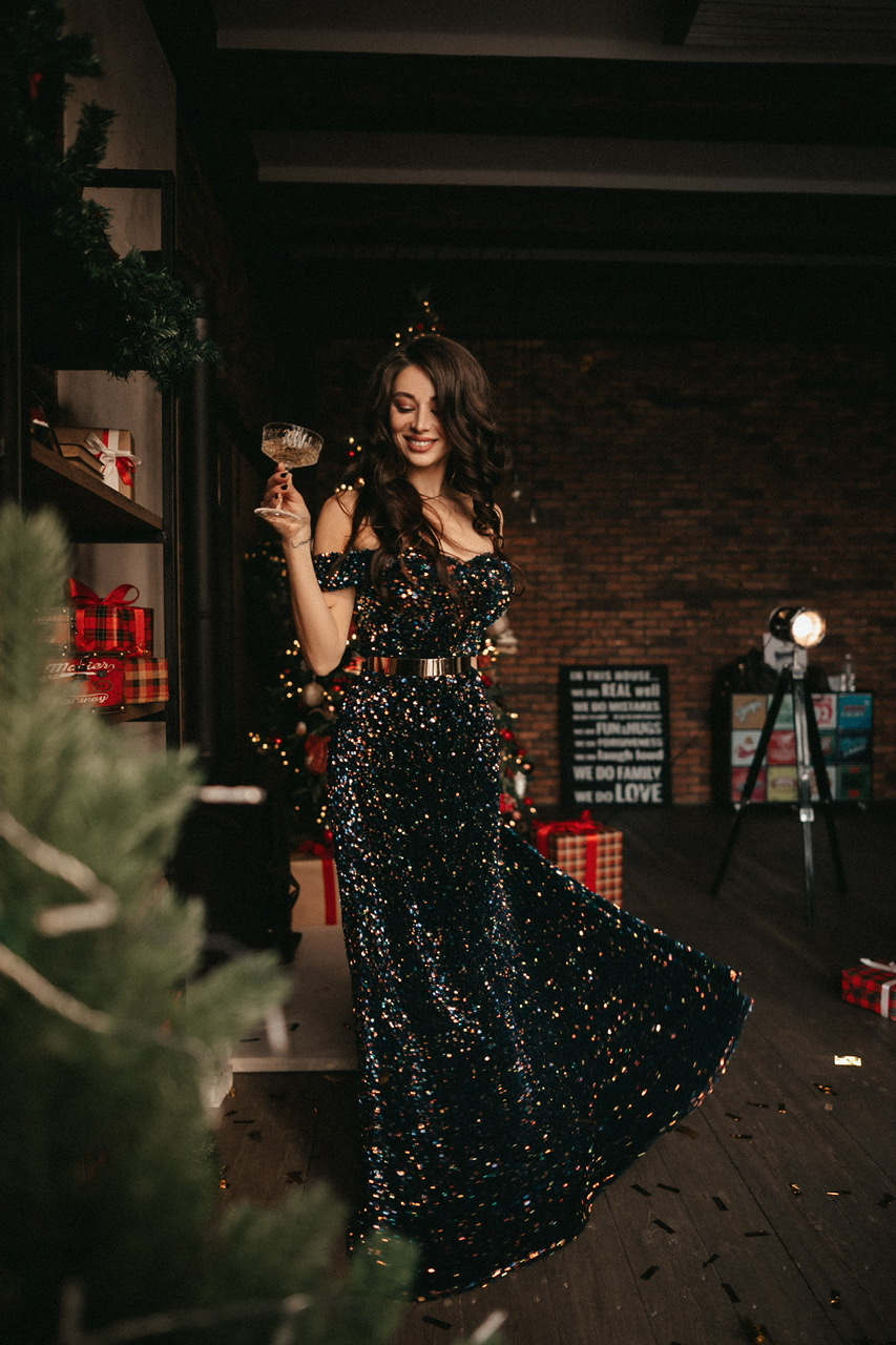 Синее пайетки с изумрудом спущенные плечи сзади шнуровка