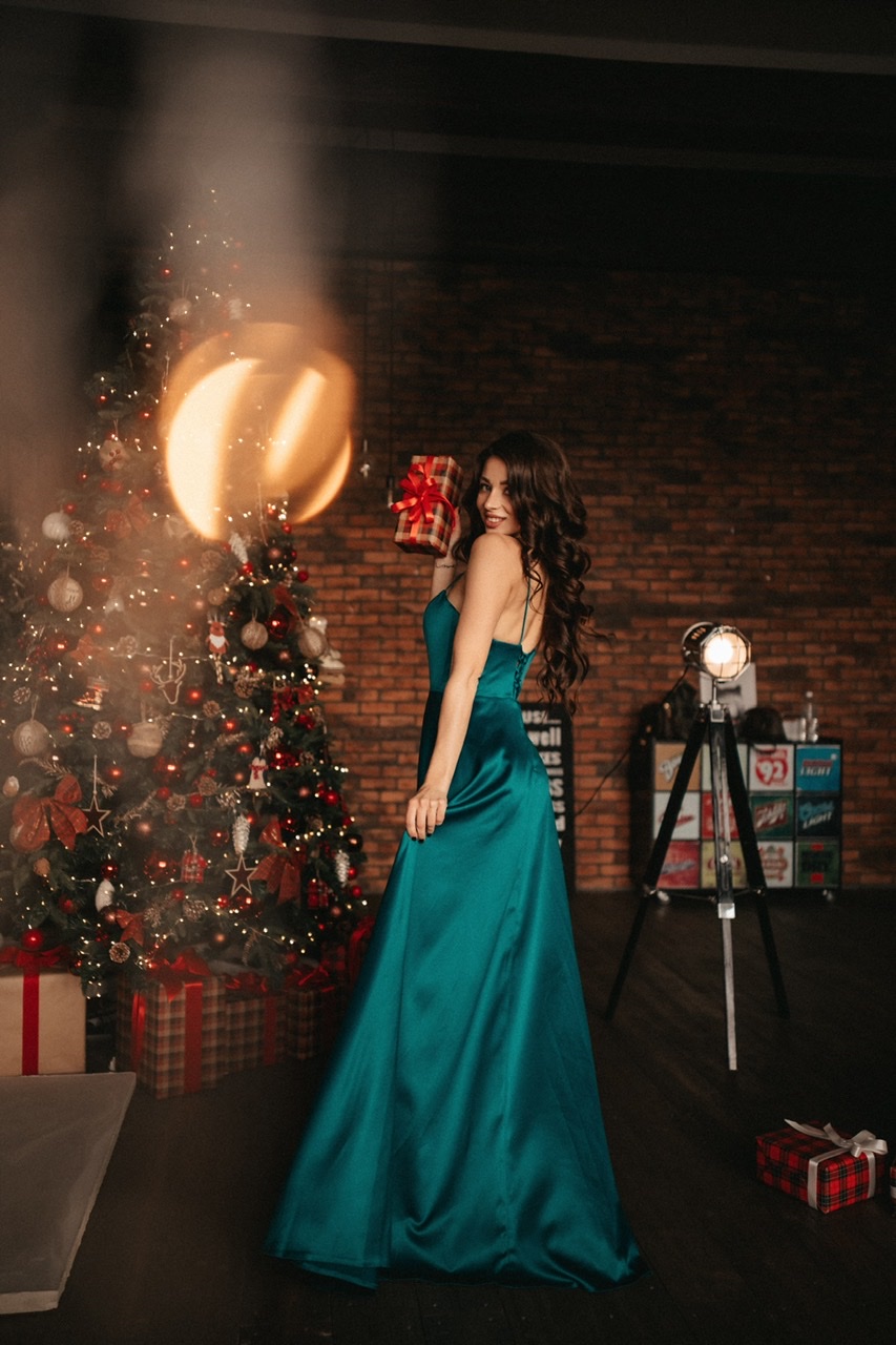 Изумрудное платье на тонких лямках