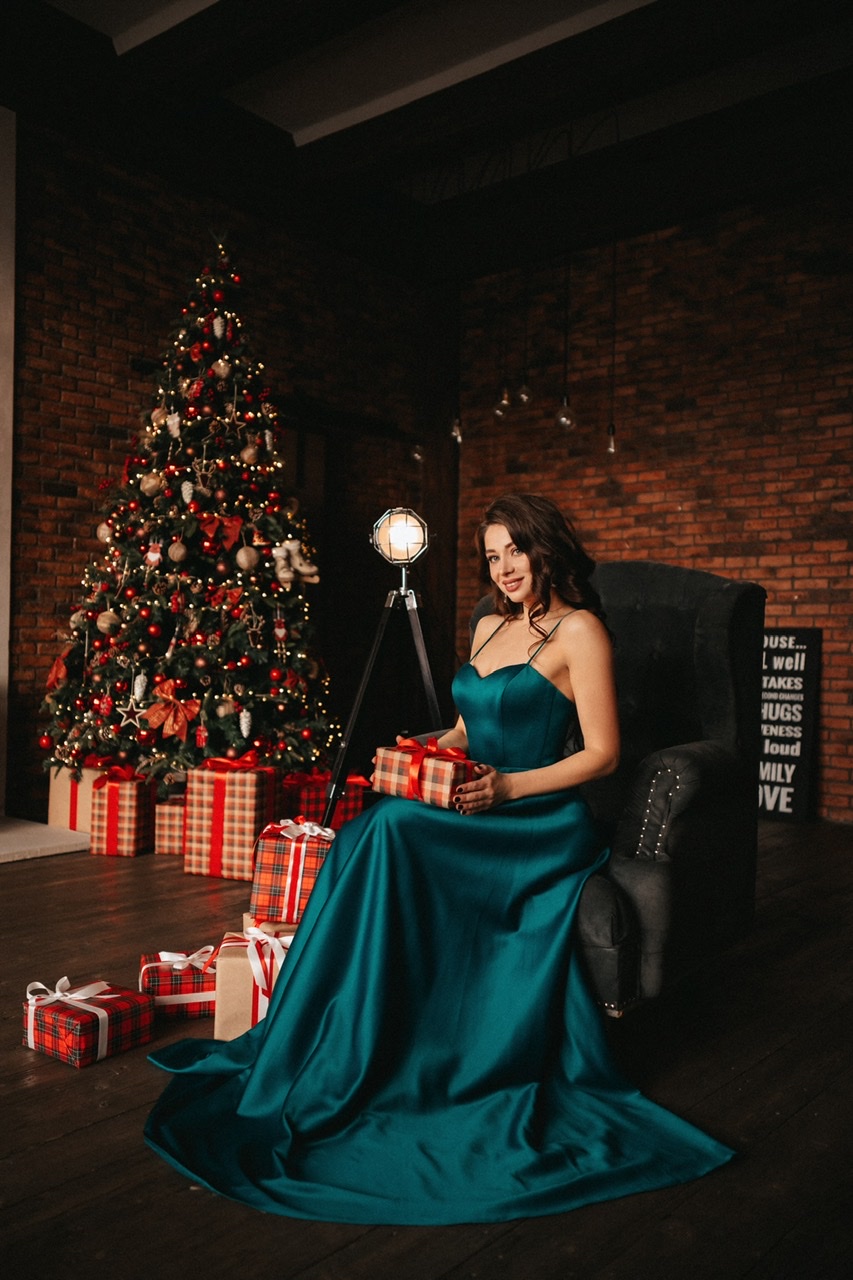 Изумрудное платье на тонких лямках