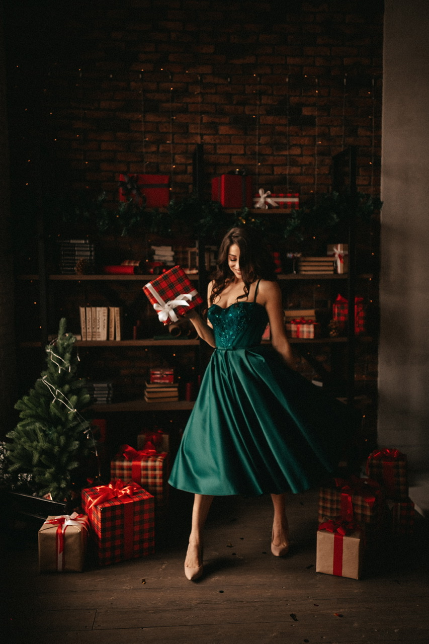 Изумрудное атласное платье