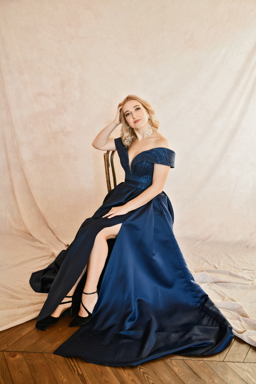 Синее атласное платье со спущенными плечами и расшитым верхом
