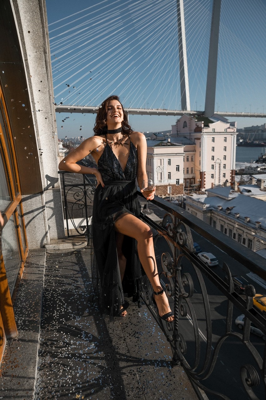 Черное платье на тонких лямках с фатиновой юбкой