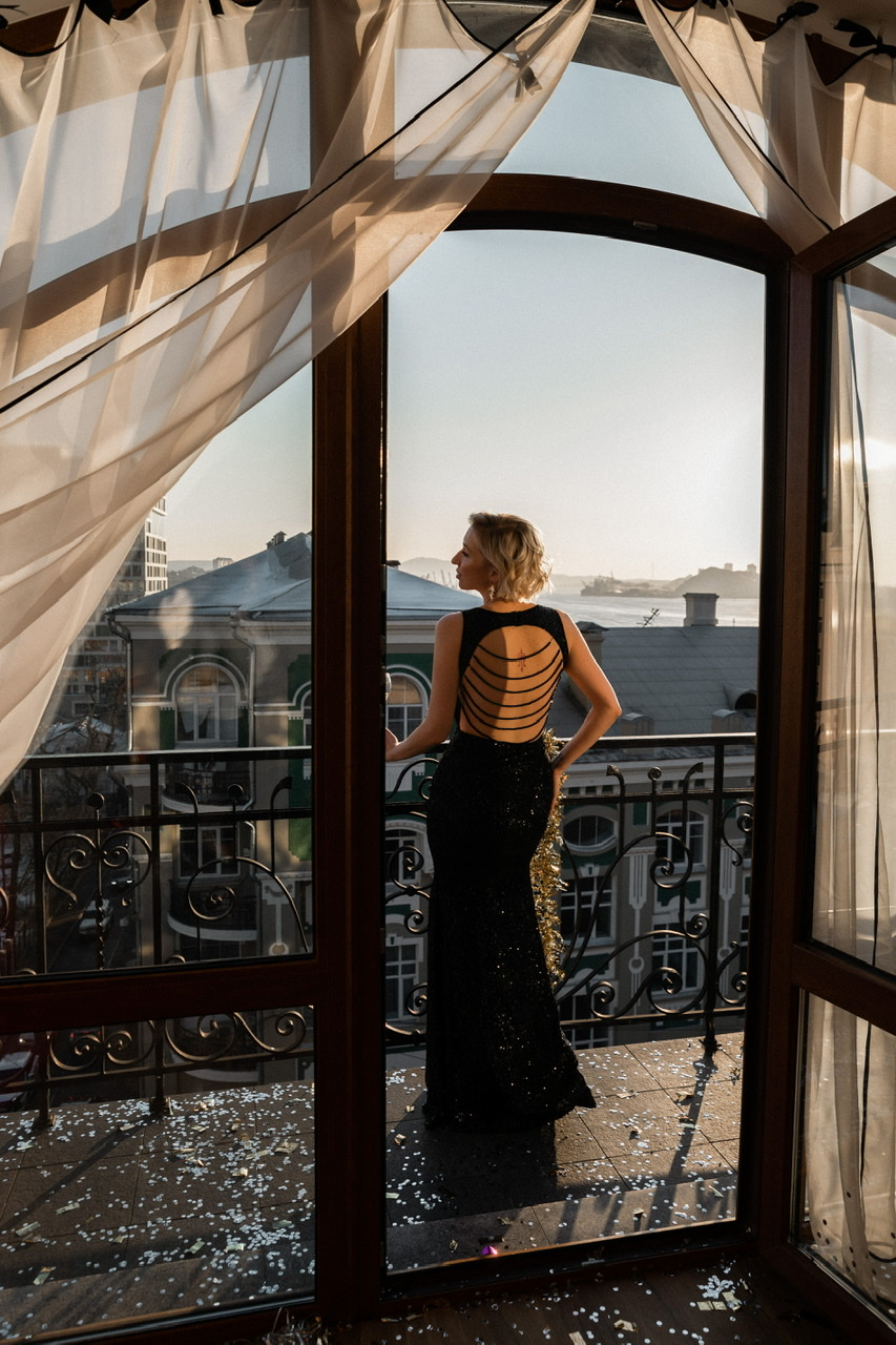 Черное платье с украшением на спине