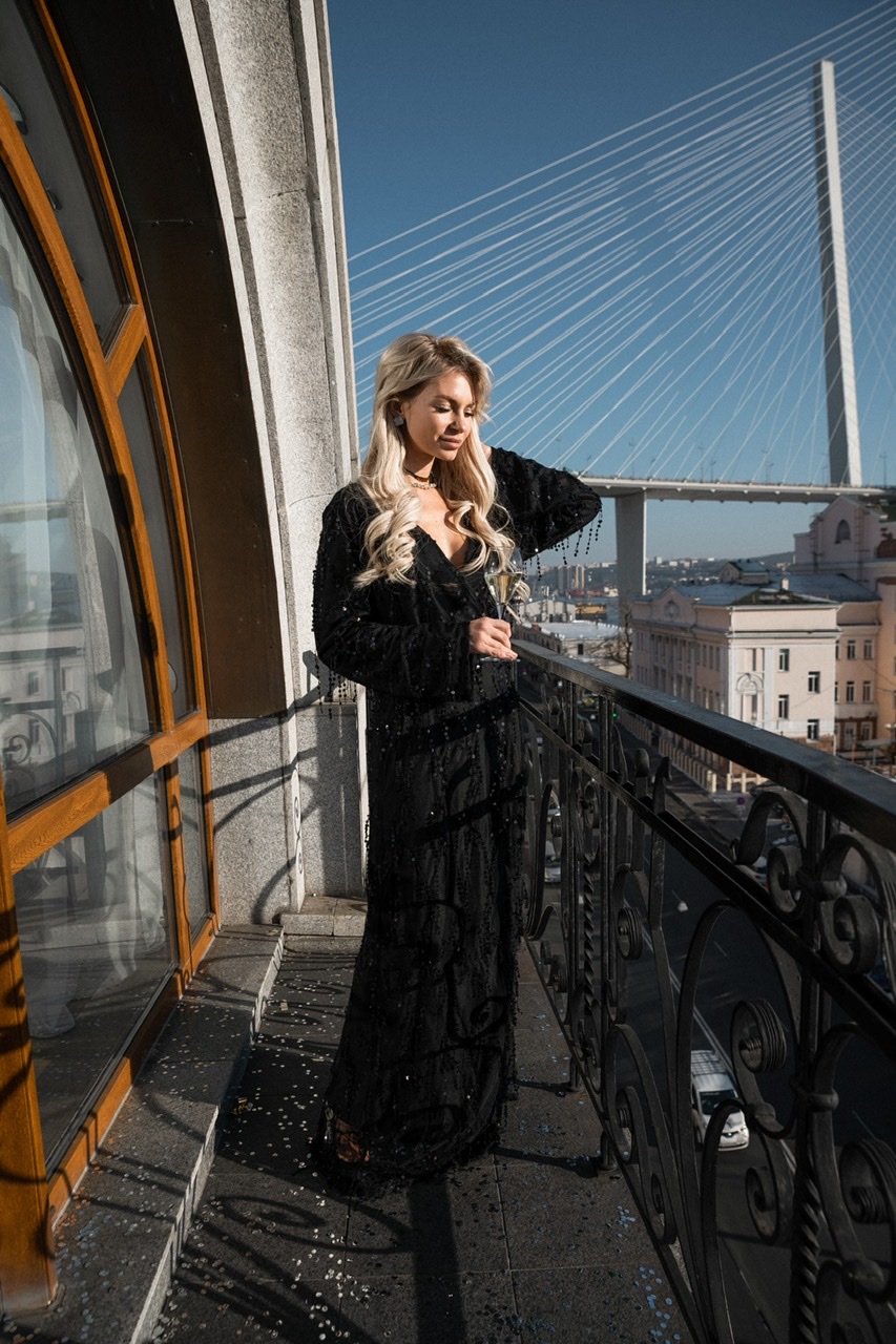 Черное платье на запах с висюльками