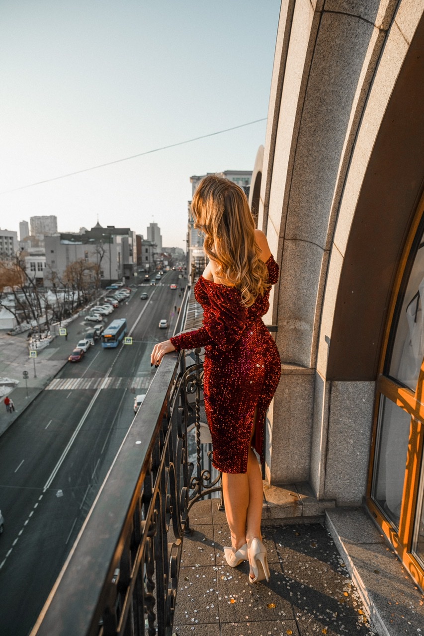 Бордовое платье в пайетку миди