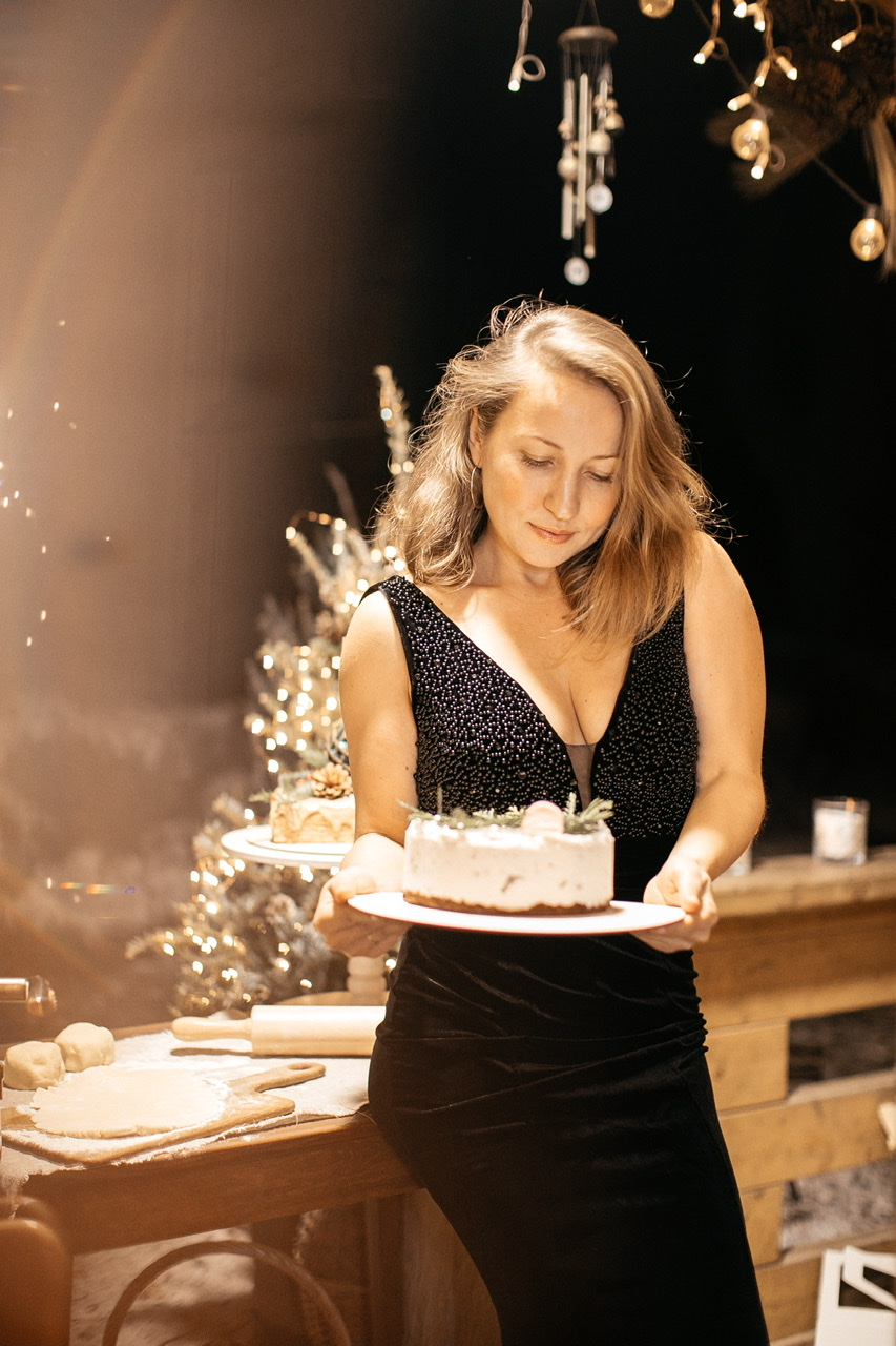 Черное бархатное платье с расшитым верхом