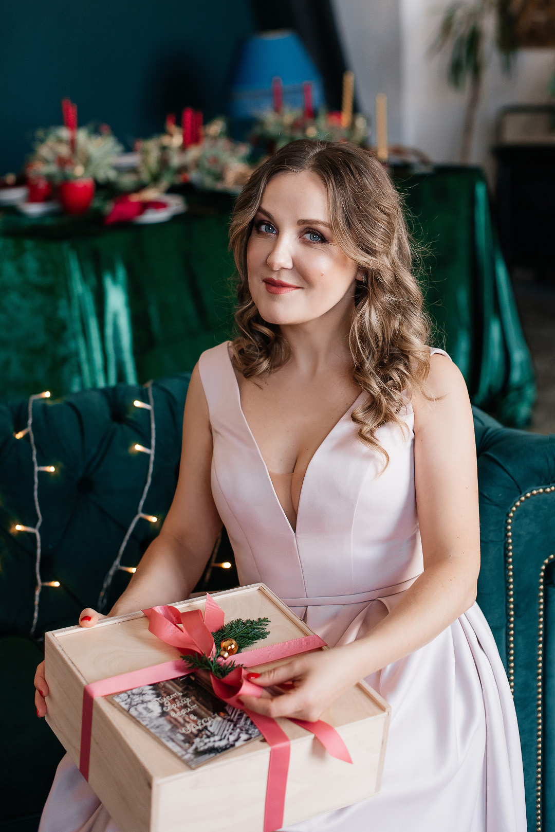 Пудровое атласное платье с V-образным верхом