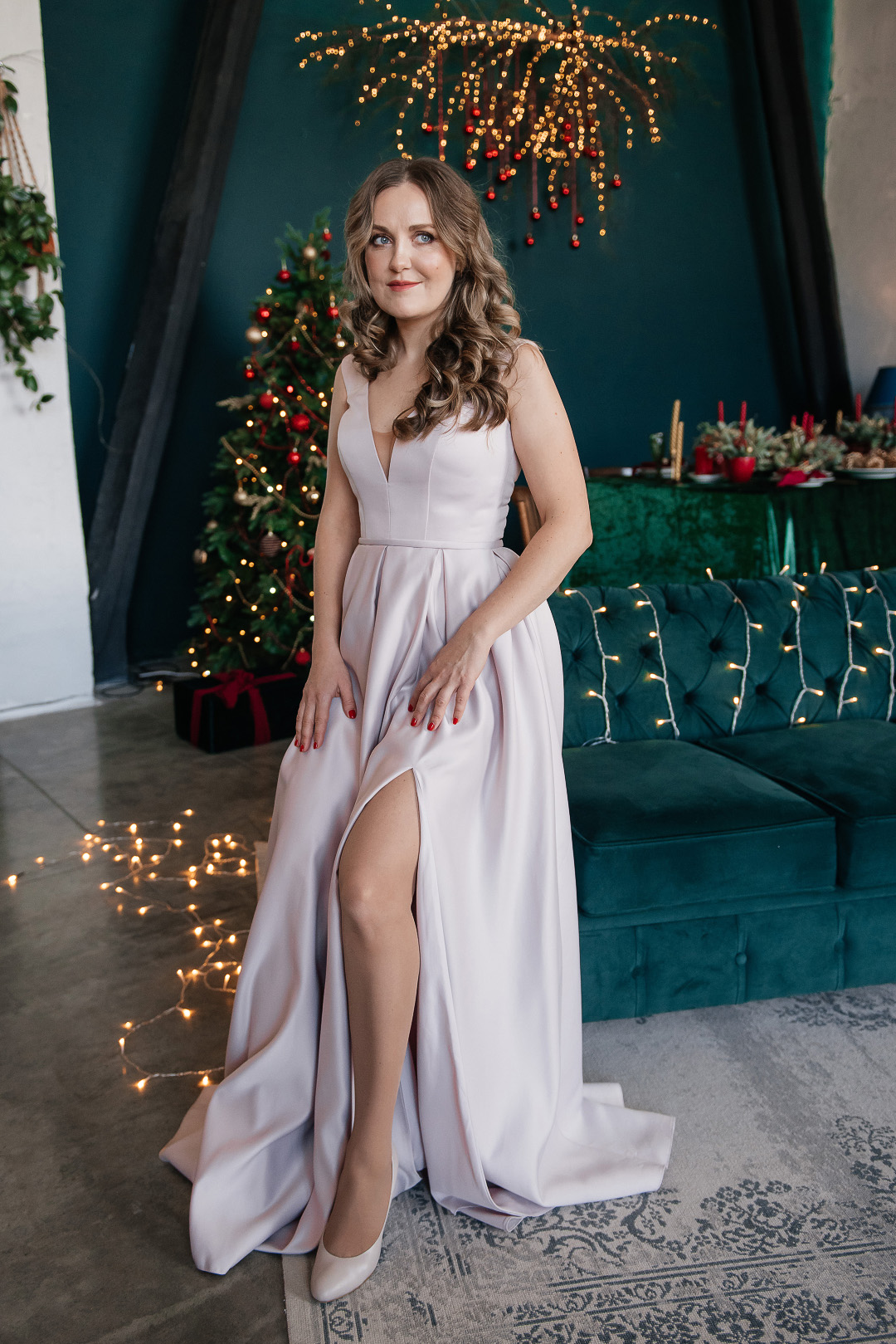 Пудровое атласное платье с V-образным верхом