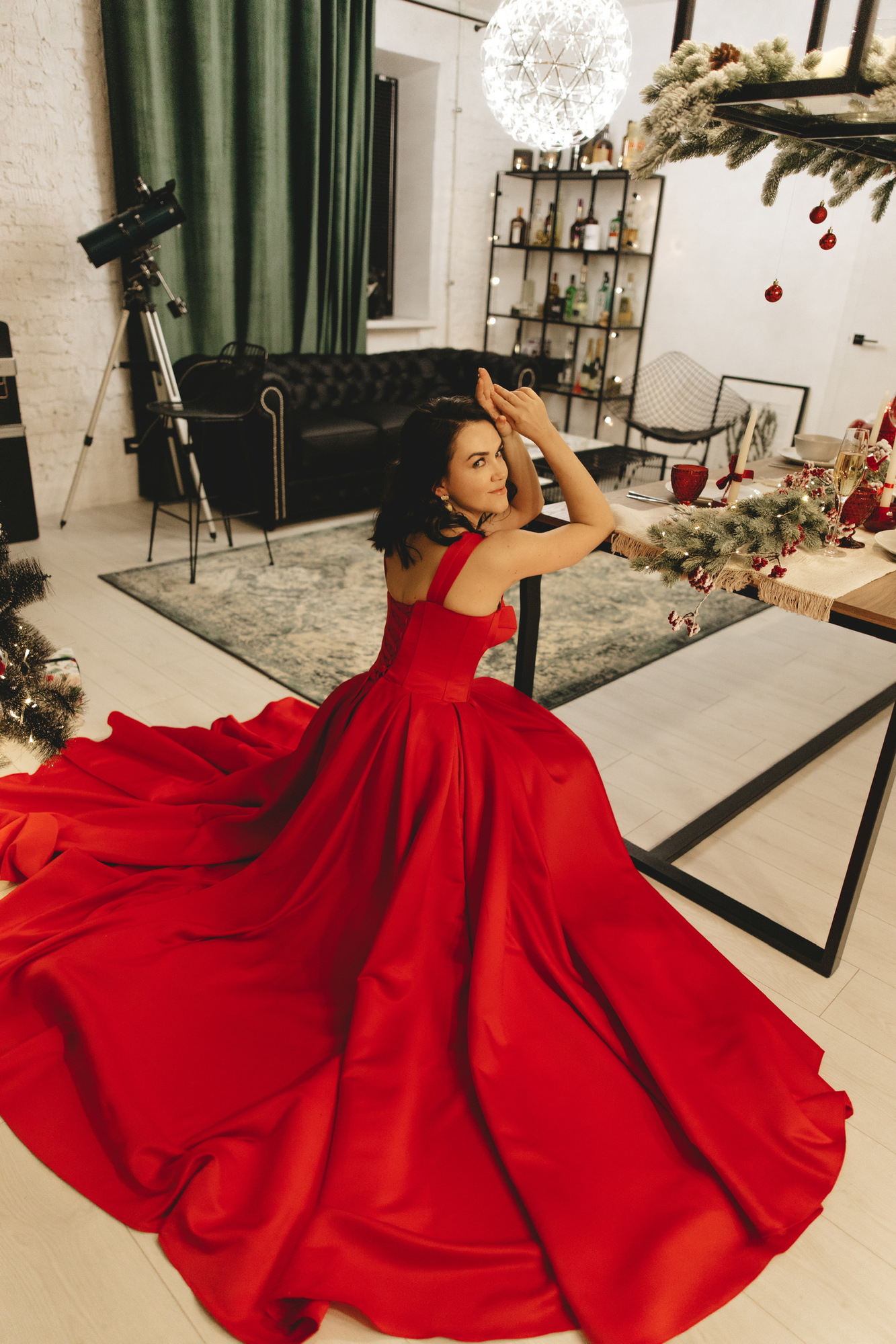 Красное атласное платье с врезными чашками