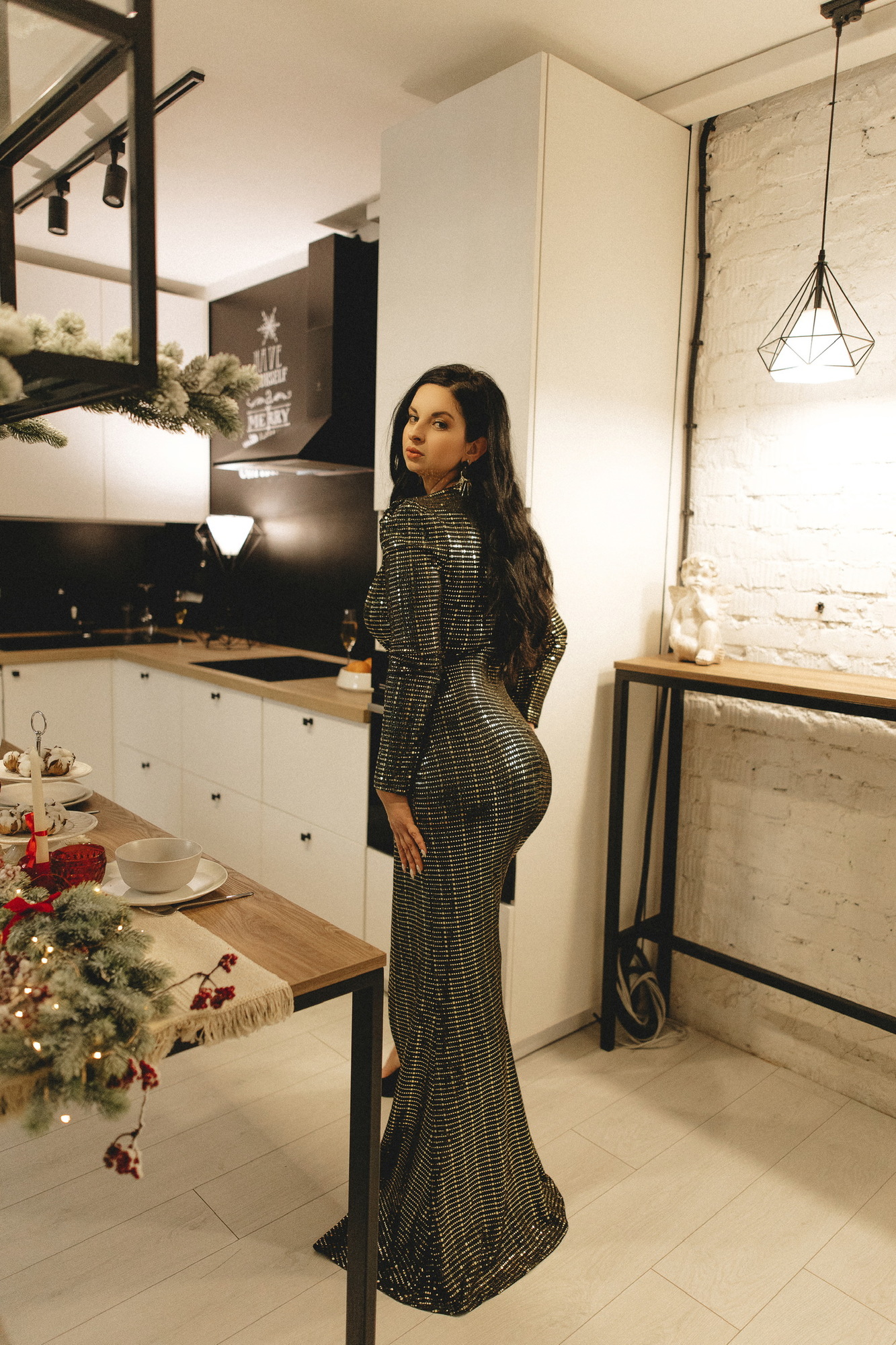 Черно-золотое платье в полоску с рукавом