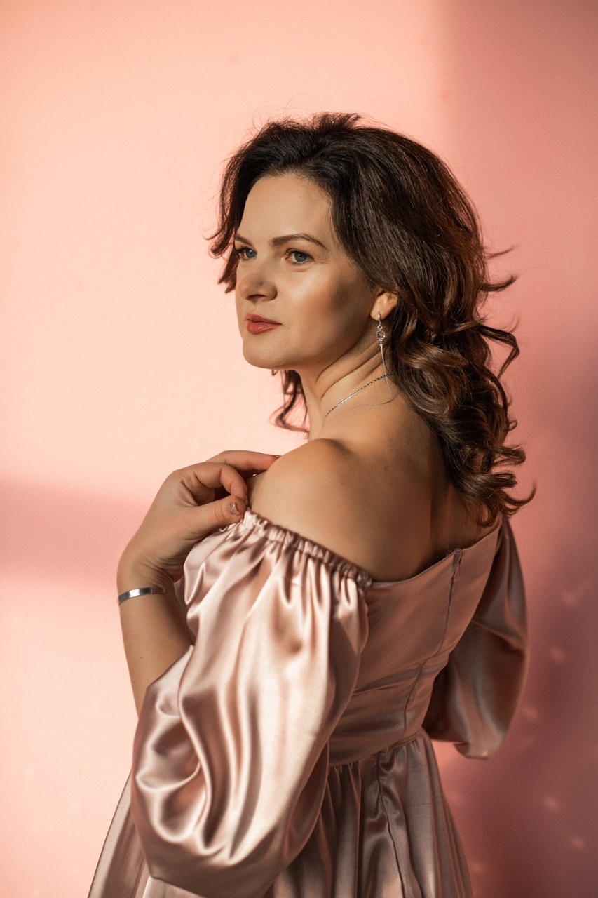 Жемчужное шелковое платье