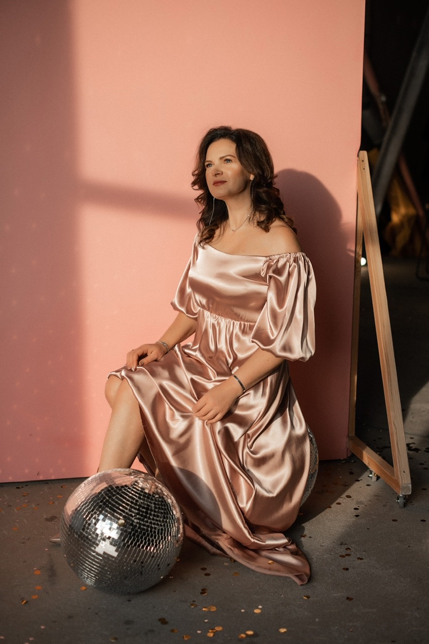 Жемчужное шелковое платье