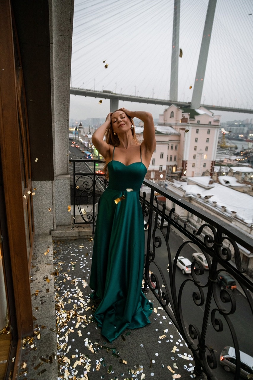 Изумрудное платье на тонких лямках