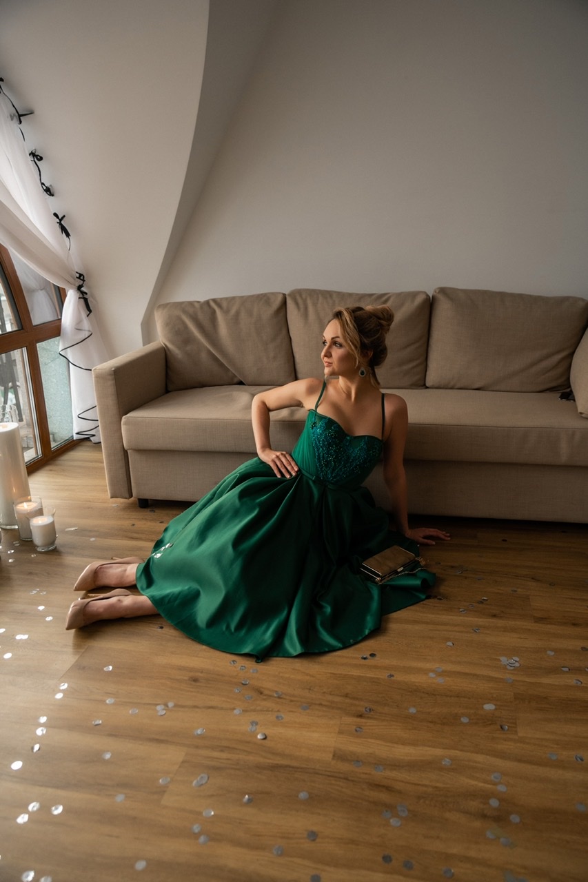 Изумрудное атласное платье