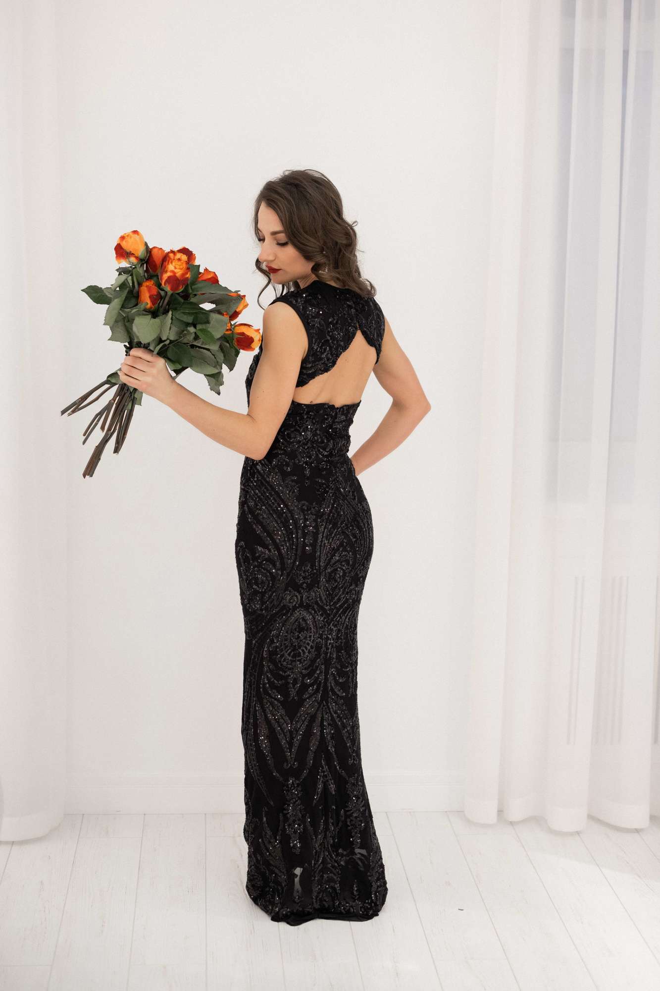 Черное платье с открытой спиной