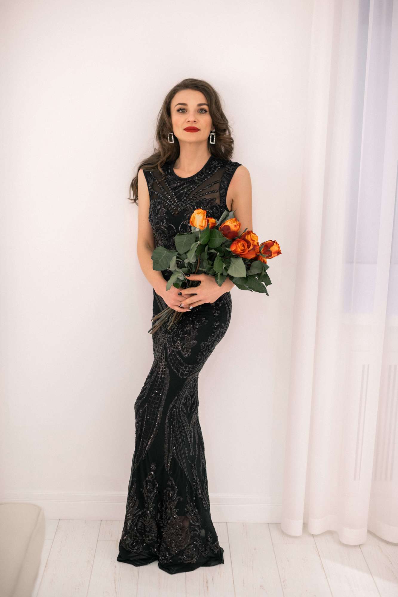 Черное платье с открытой спиной