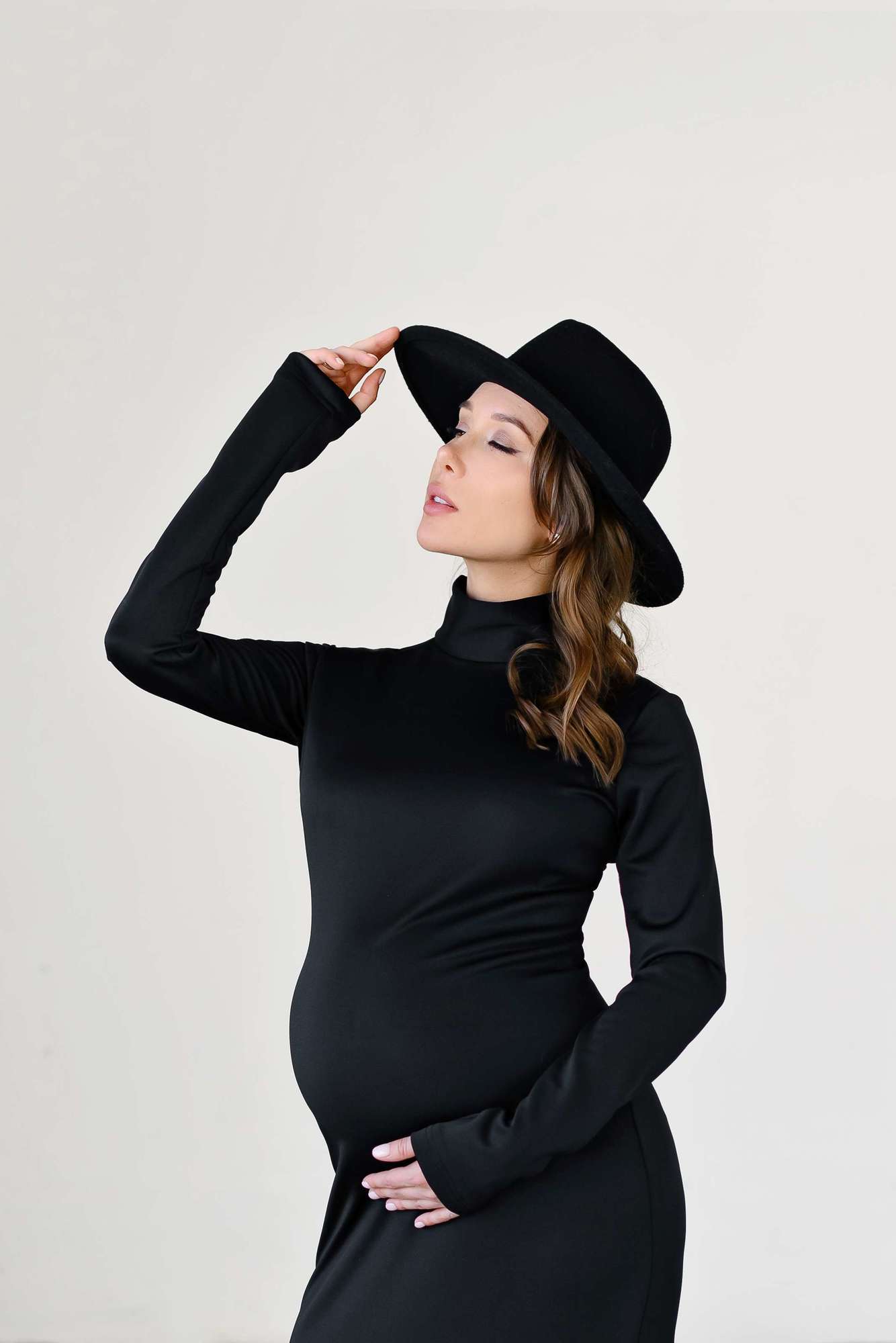 Черное платье с рукавом под горло