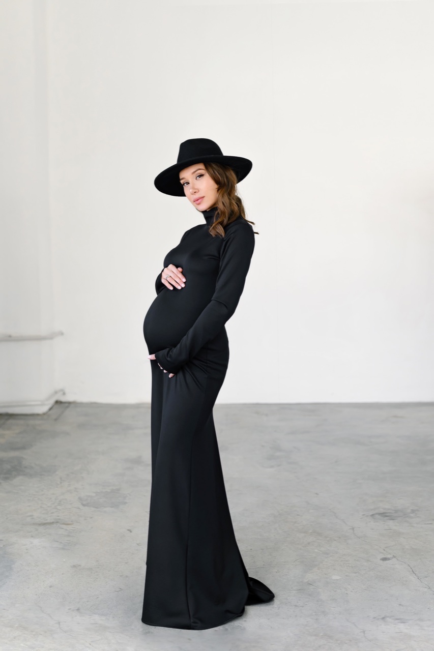 Черное платье с рукавом под горло
