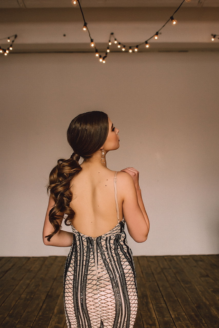 Бежево-черное платье с геометрией