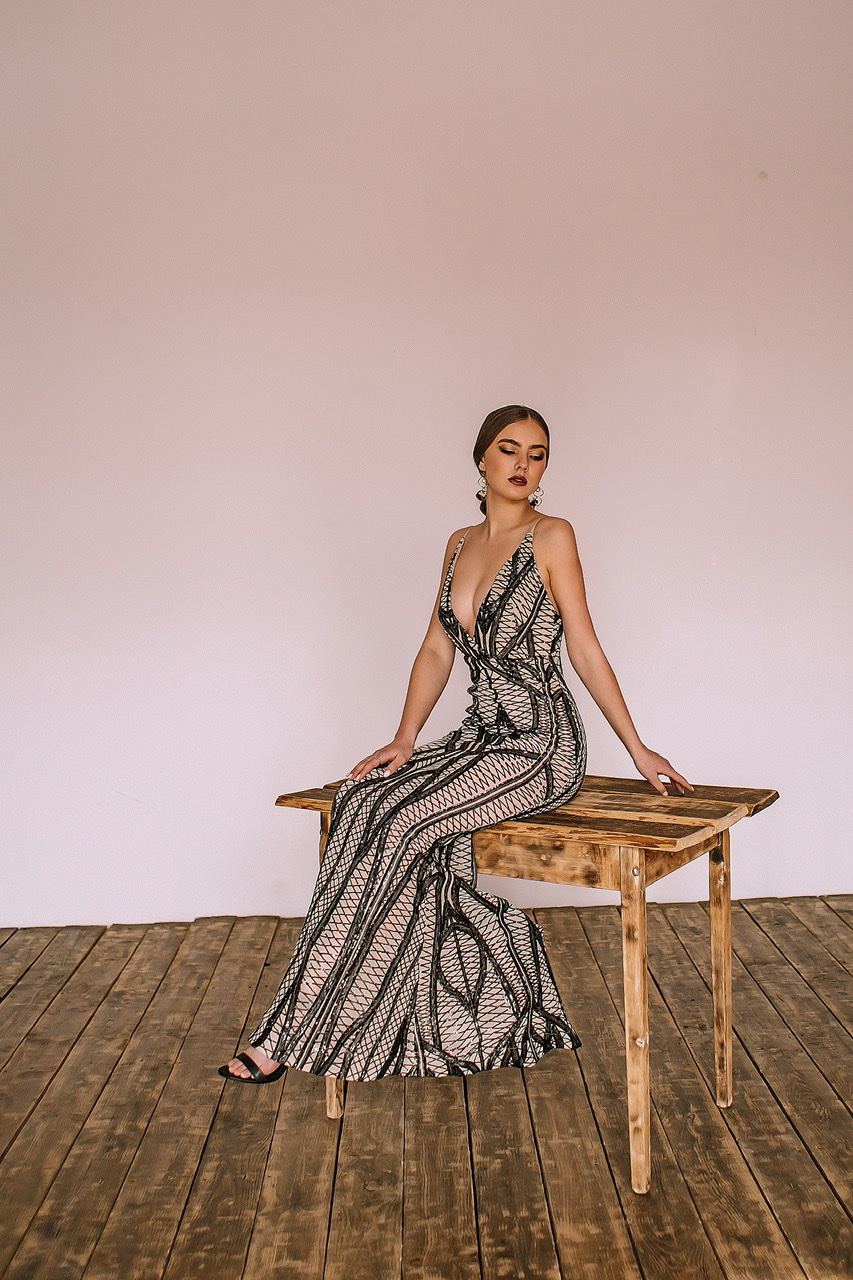 Бежево-черное платье с геометрией