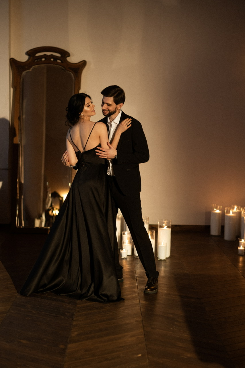 Черное атласное на тонких лямках