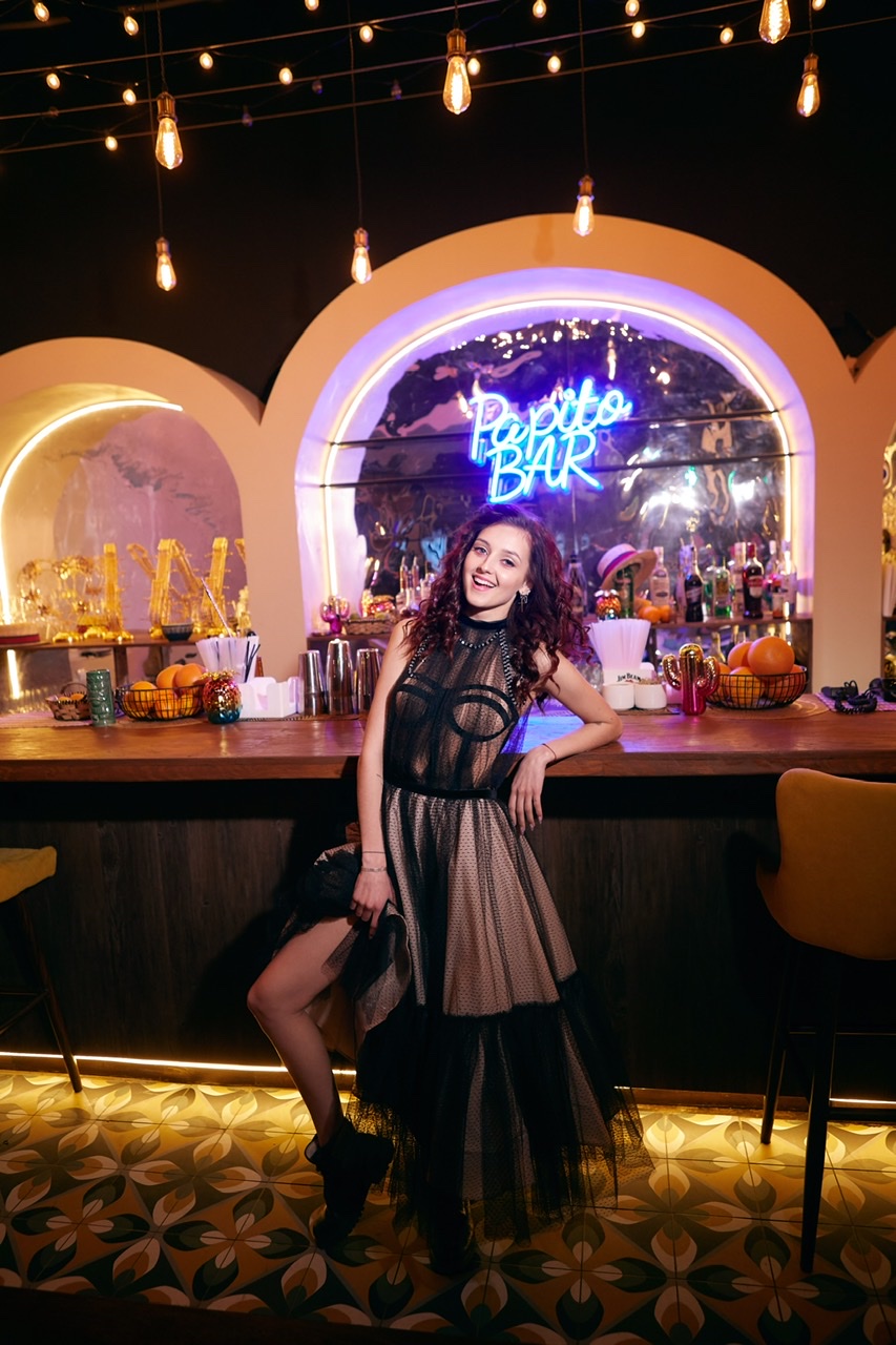 Чёрное миди платье с бежевым подкладом