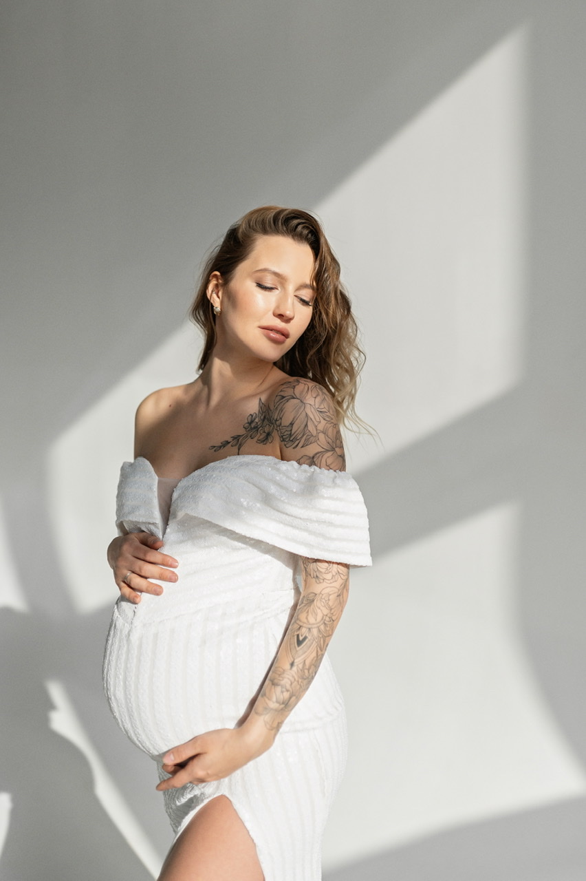 Белое платье с пайетками и открытыми плечами