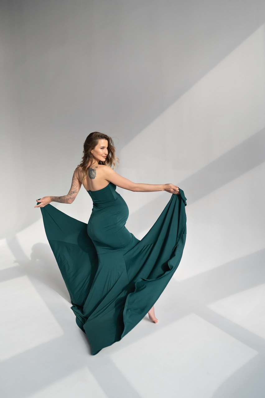 Зелёное платье с открытыми плечами и шлейфом