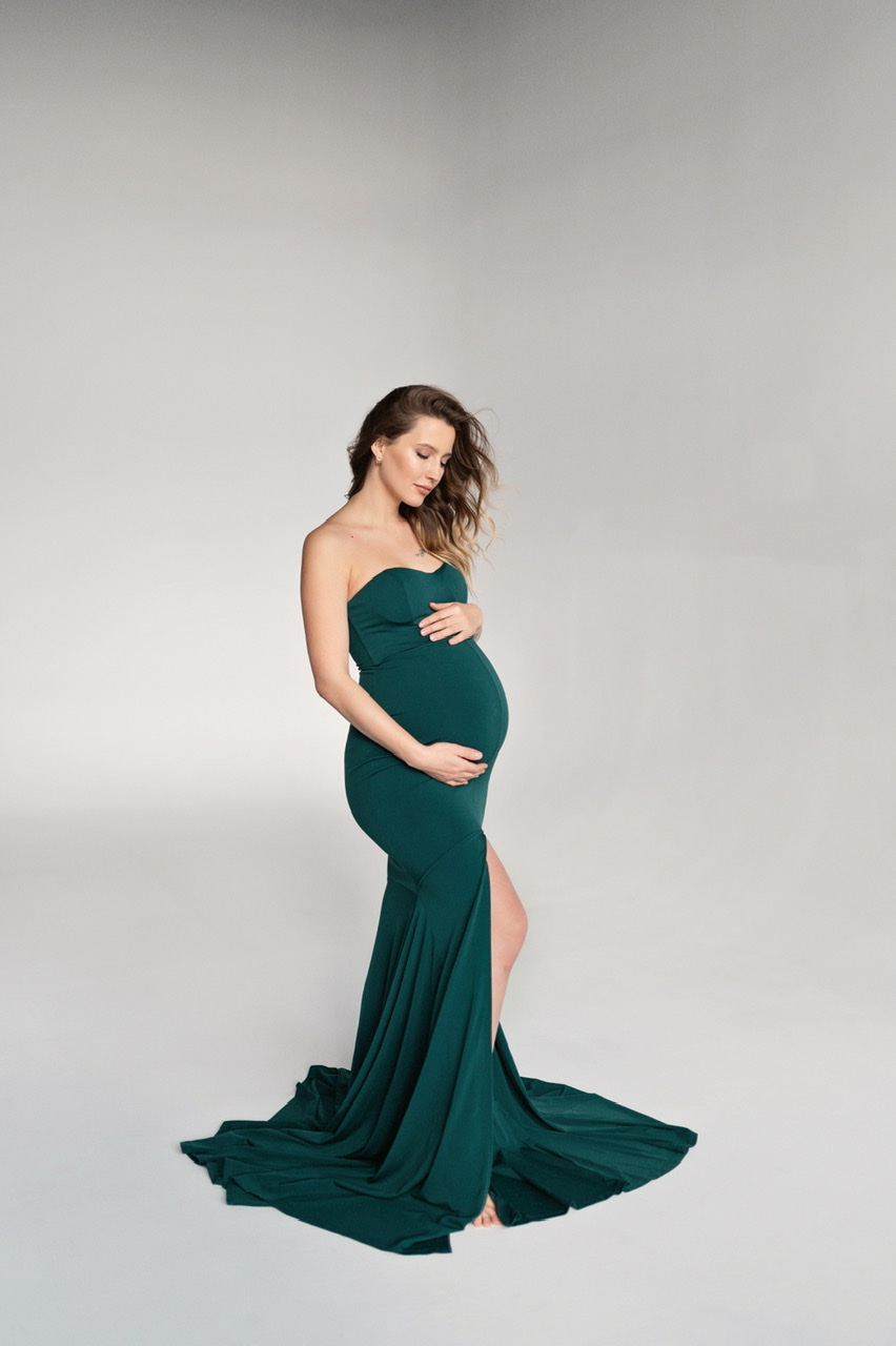 Зелёное платье с открытыми плечами и шлейфом