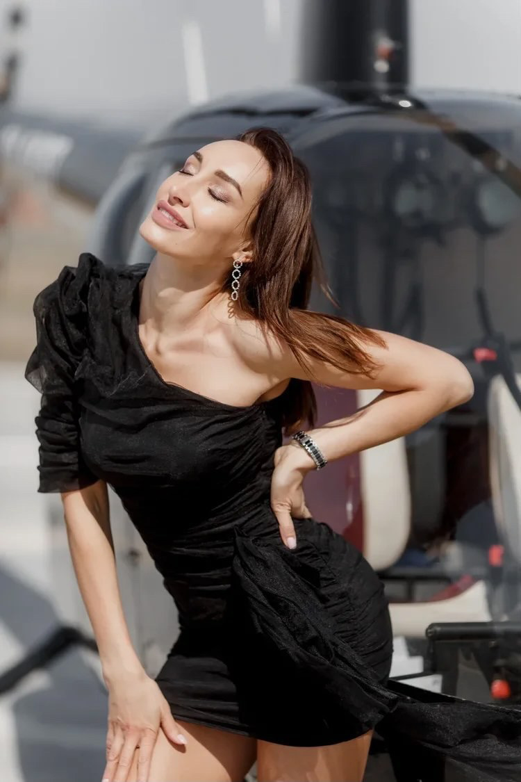 Черное платье на одно плечо