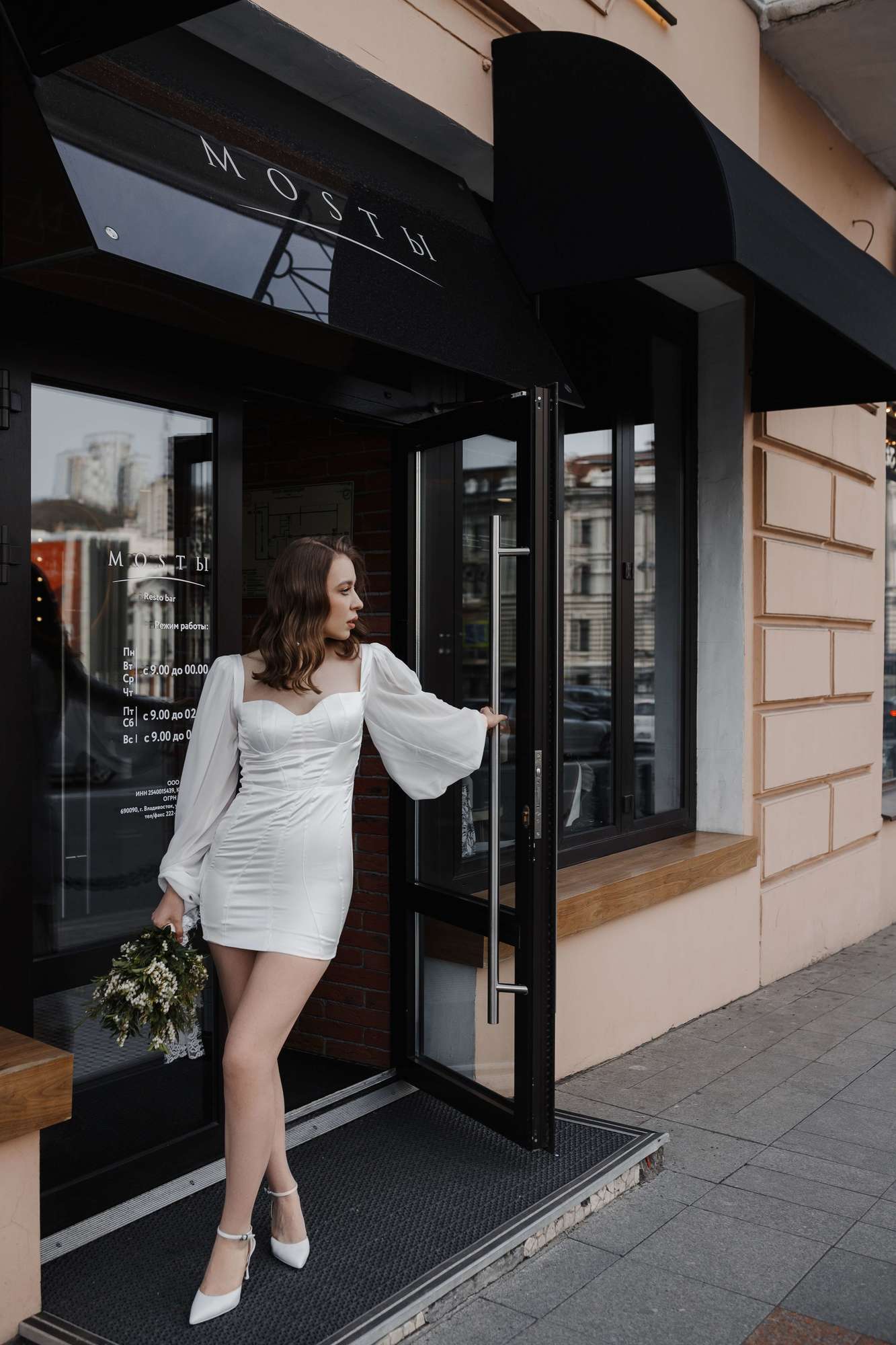 Шелковое мини платье с рукавом-фонариком